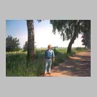 022-1243 Goldbach im Juni 1995. Lothar Schlisio auf der Strasse nach Uderhoehe auf der Hoehe der Siedlung. .jpg